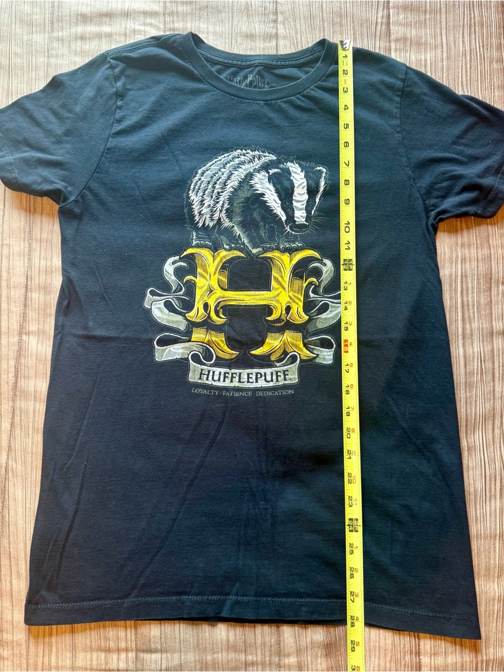 Harry Potter Hufflepuff Graphic T-Shirt Black Badger Crest Size M Warner Bros. - Picture 6 of 7